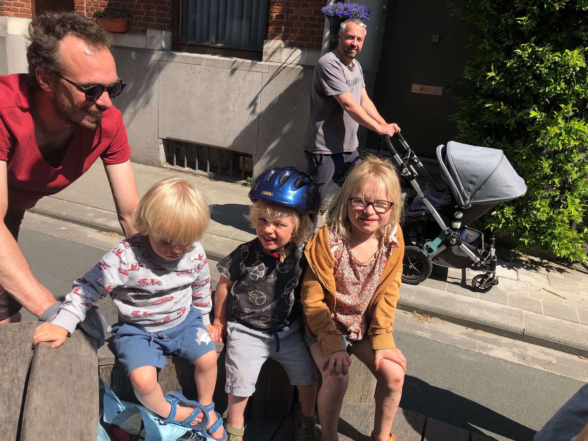 Foto van kinderen op een parklet Foto van kinderen op een parklet